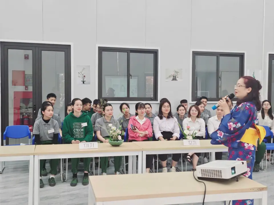 Sinh viên CTECH trải nghiệm nghệ thuật căm hóa Ikebana cùng nghệ nhân