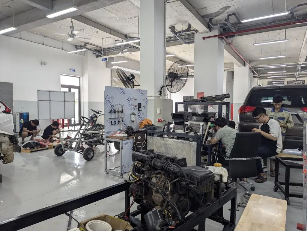 Không khí chuẩn bị đồ án tốt nghiệp của sinh viên ngành Công nghệ Ô tô CTECH