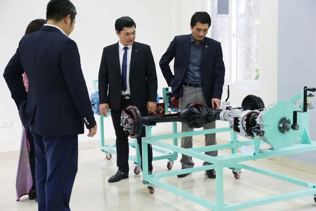 Trường Cao đẳng Kỹ thuật – Công nghệ Bách Khoa nhận tài trợ 09 xe ô tô từ Mitsubishi Motors Việt Nam