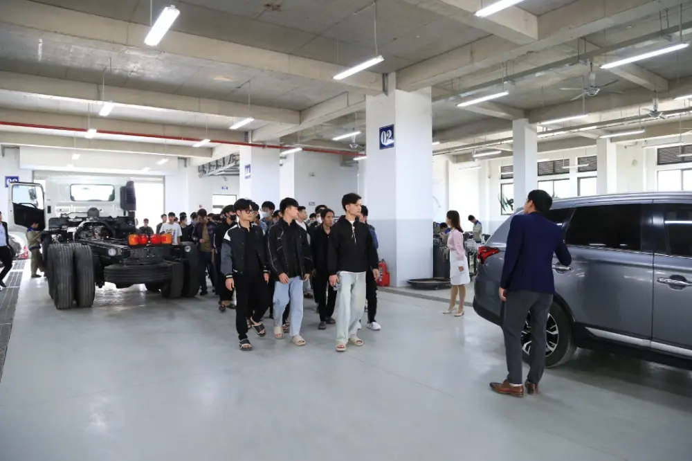 Sinh viên Cao đẩng Công nghiệp Huế tham quan, kết nối cơ hội nghề nghiệp quốc tế cùng CTECH